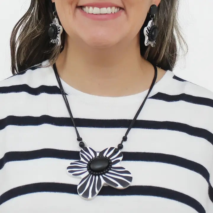 SYLCA Black Bumble Blossom Daisy Pendant - LS26N02 - BLACK