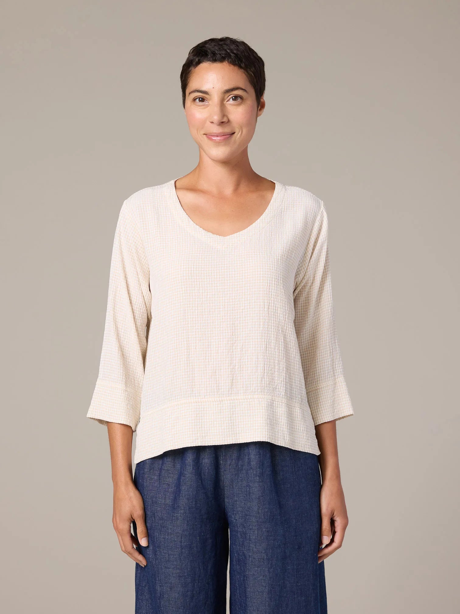 CUT LOOSE Crinkle Check V-Neck Vent Top - 6126712
