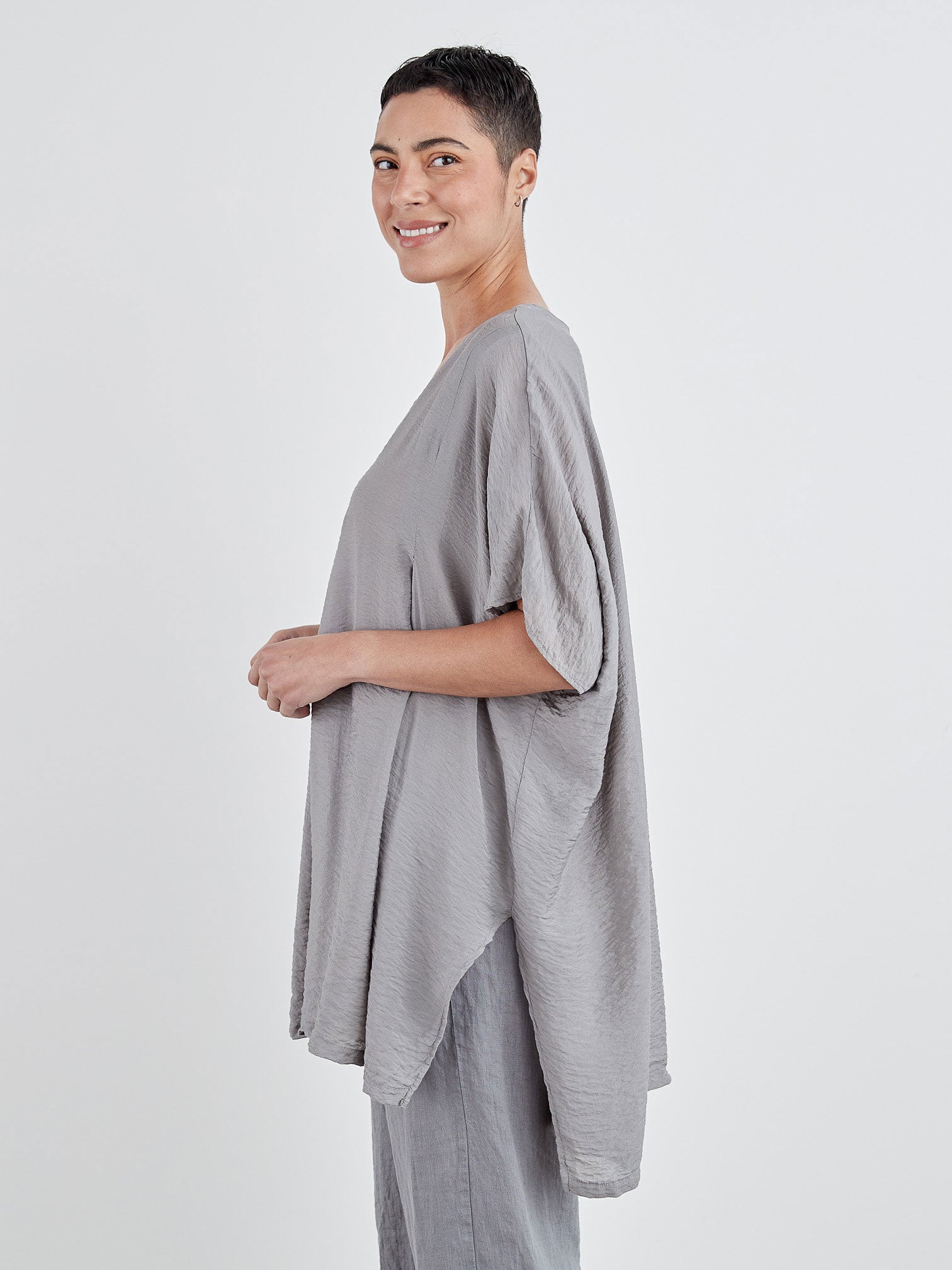 CUT LOOSE - Rayon Parachute O/S Pleat Top - 6216039