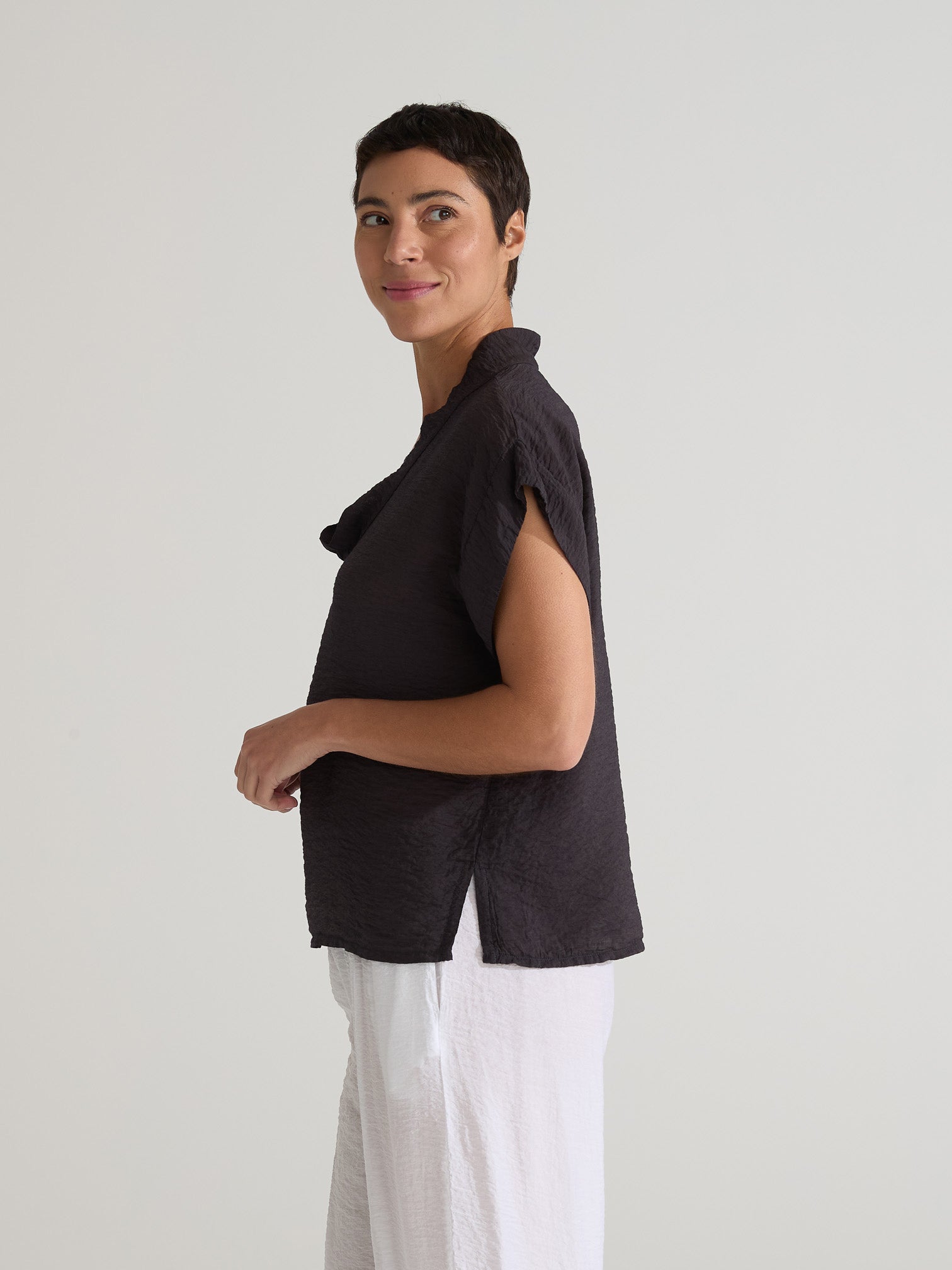 CUT LOOSE - Rayon Parachute S/S Cowl Top - 6216139
