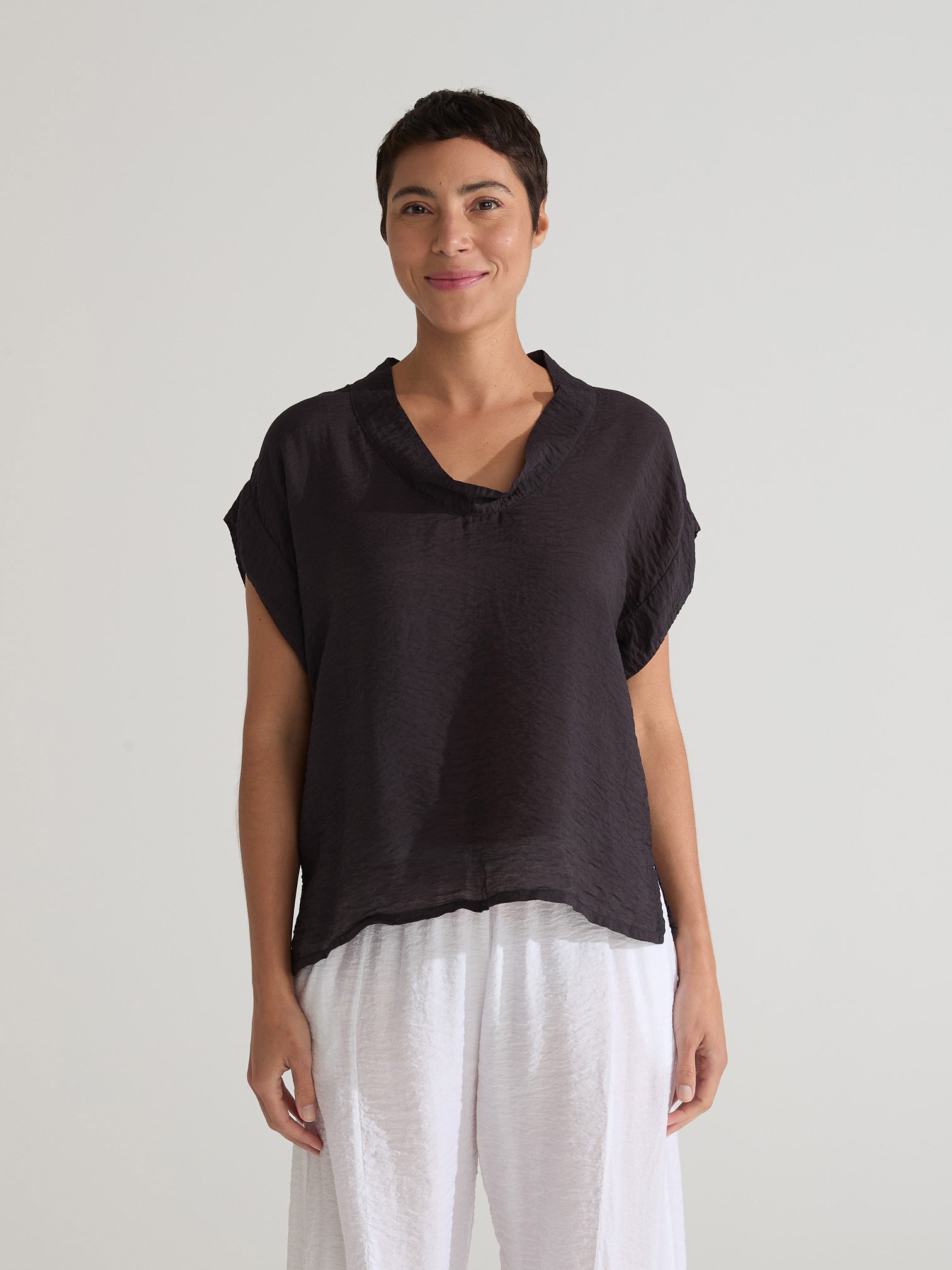 CUT LOOSE - Rayon Parachute S/S Cowl Top - 6216139