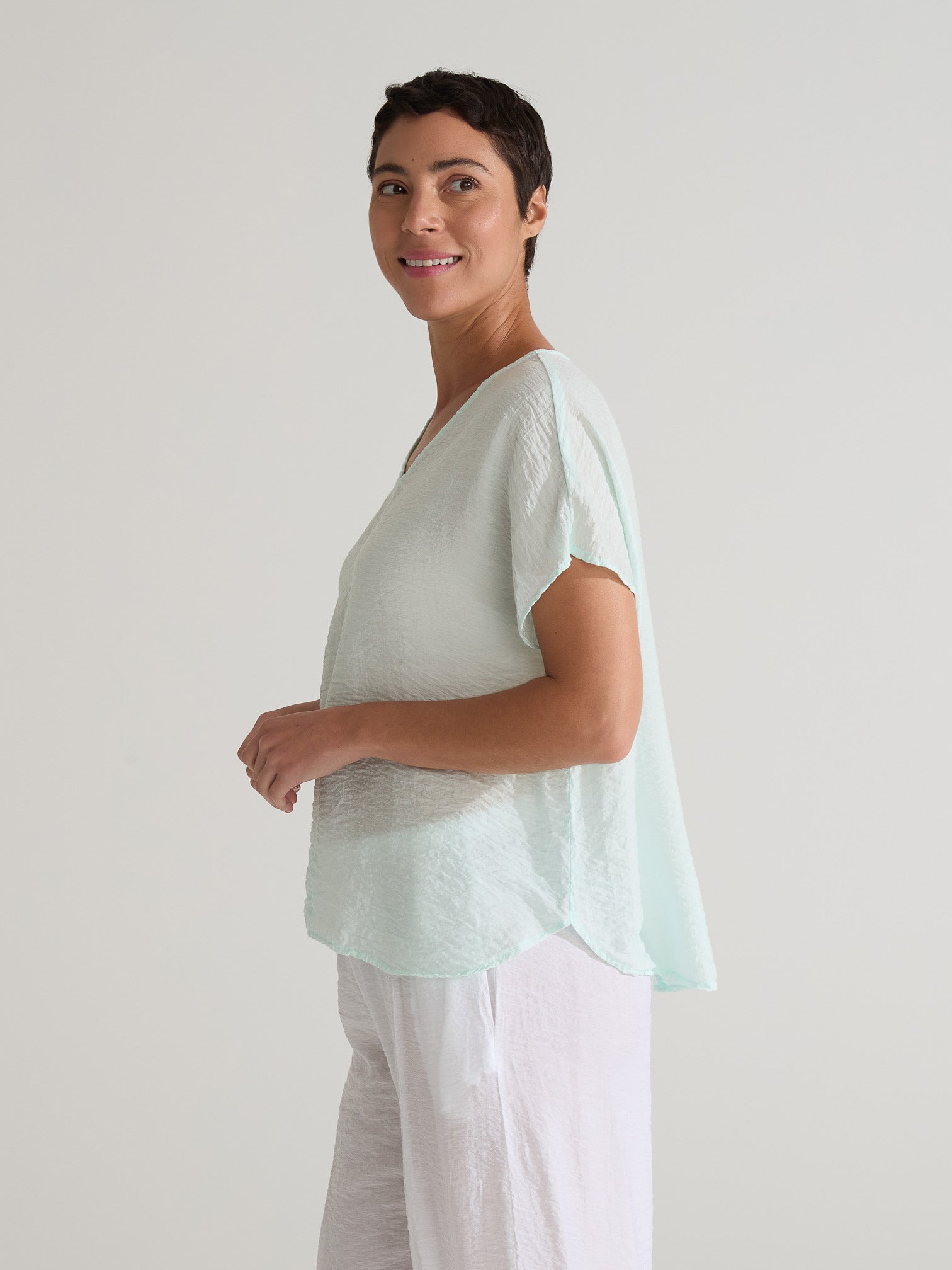 CUT LOOSE - Rayon Parachute V-Neck Popover - 6216241