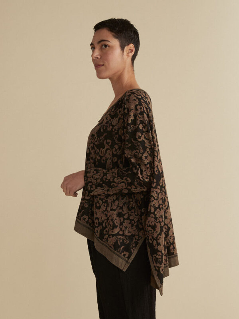 CUT LOOSE - Floral Jacquard O/S Deep V Tee - 6726599