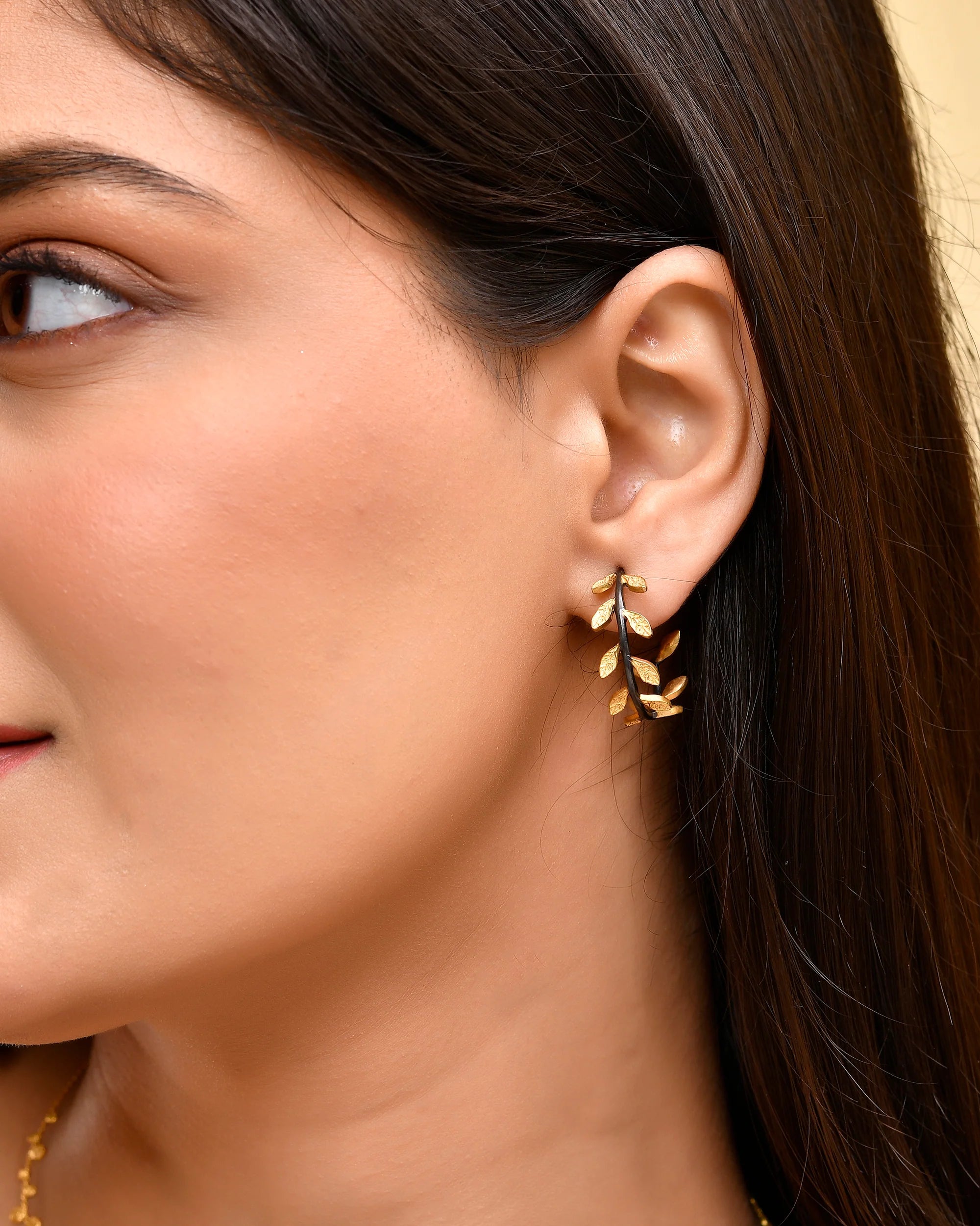 MANJUSHA Two Tone Black & Gold Leaf Hoop - E6056