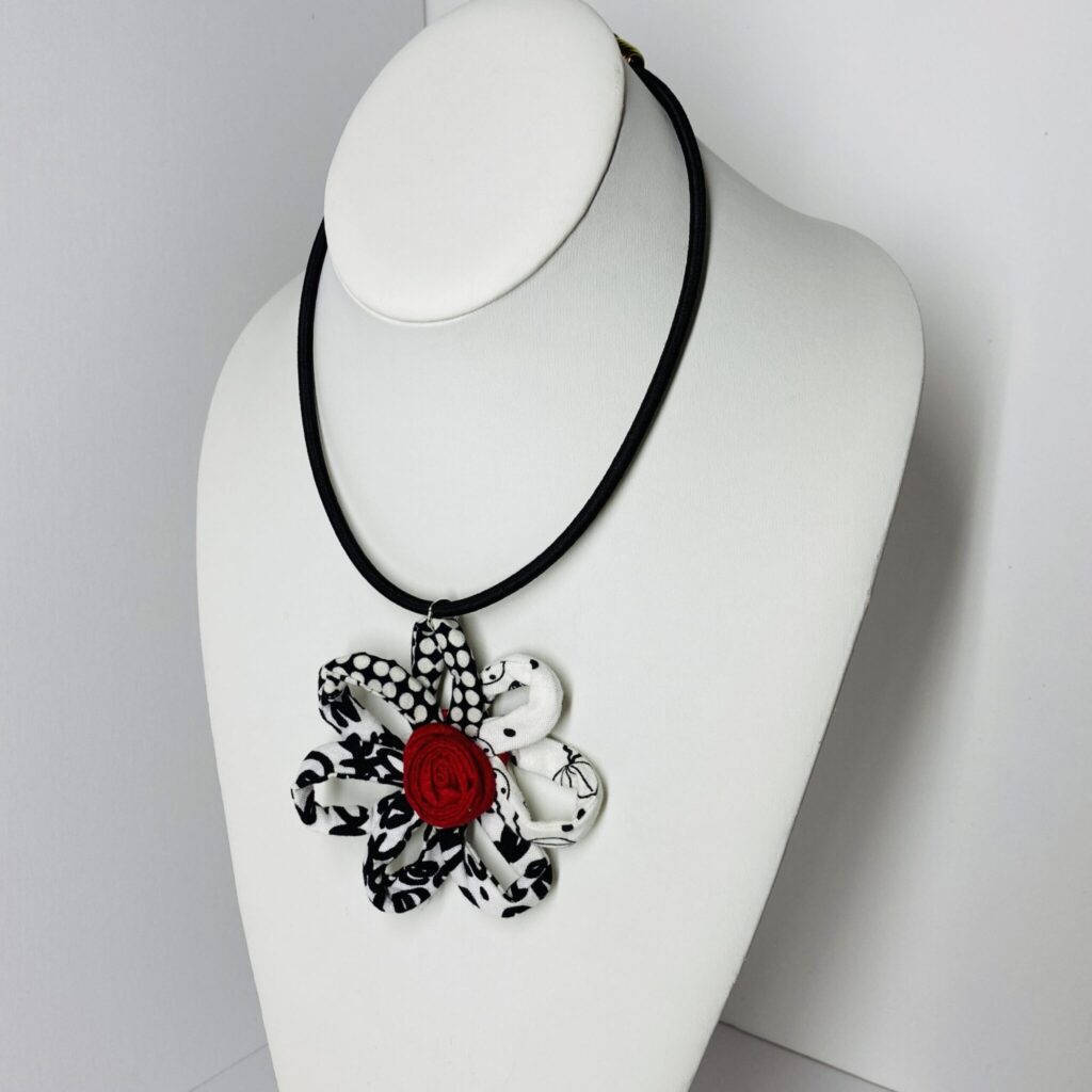 FICKLESTICKS Daisy Necklace - BLACK AND WHITE (RED CENTER)