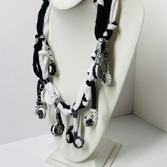 FICKLESTICKS Queen of String necklace - BLACK AND WHITE