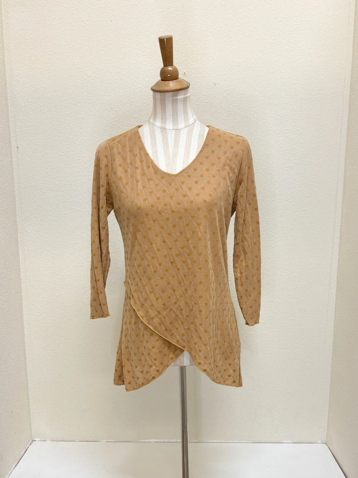 CUT LOOSE - Mesh Dot Double Layer V-Neck Tee - 6586823Sp MANUKA