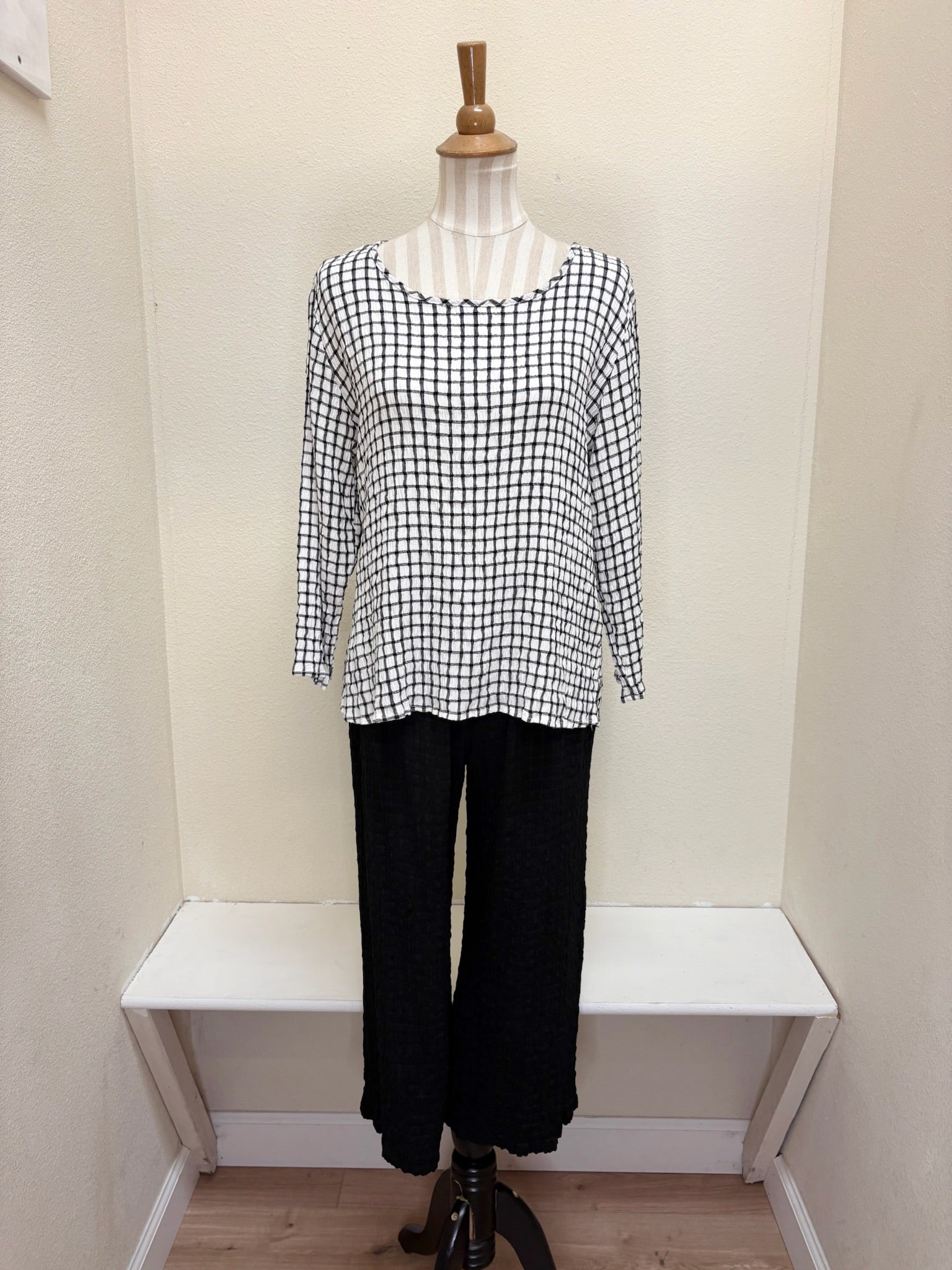 CUT LOOSE - Black Crinkle Plaid Easy Crop - 6822349