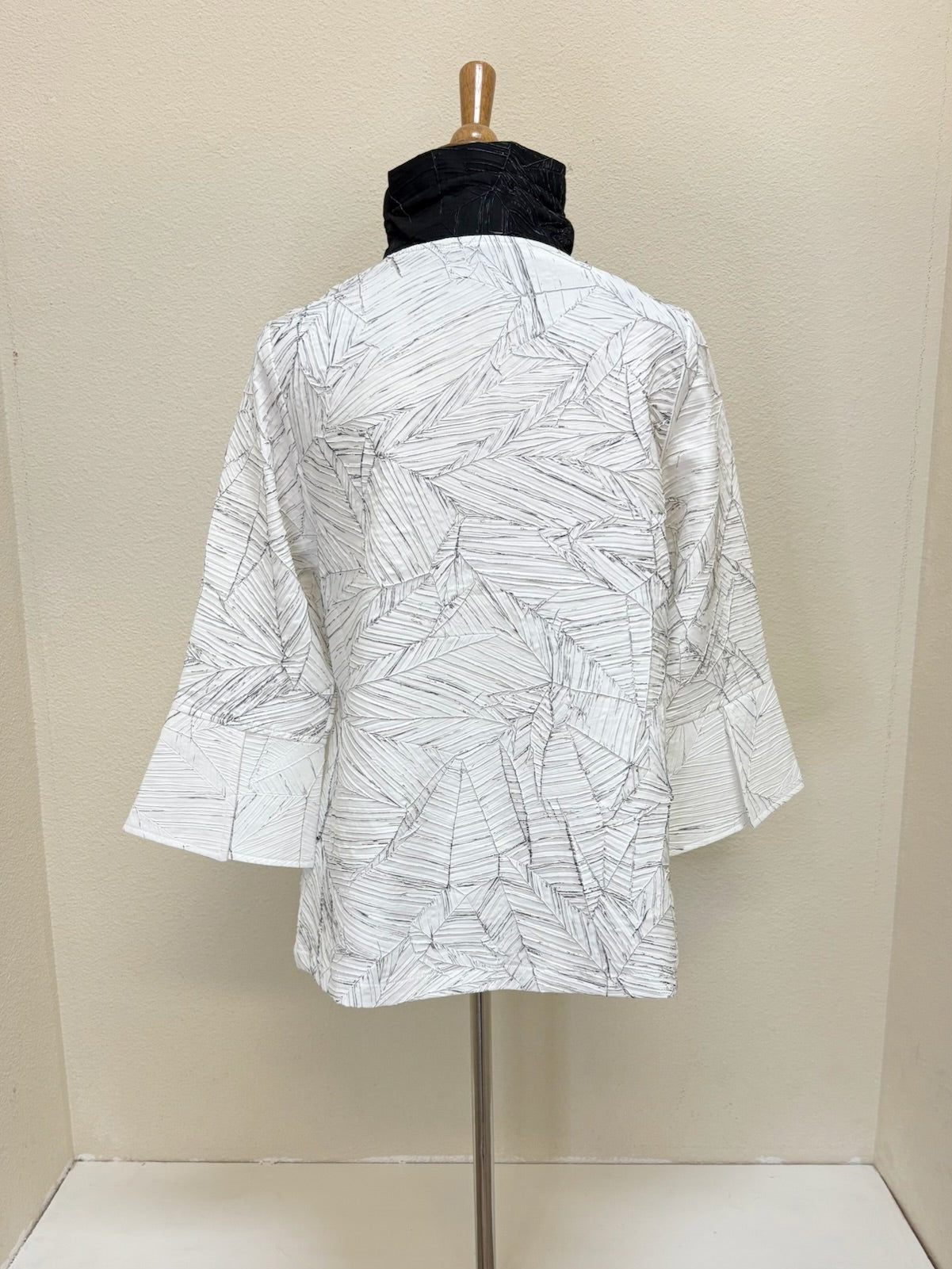 DAMEE SEAMLESS CRINKLED BUTTON PATCH JKT - 4951 - WHT