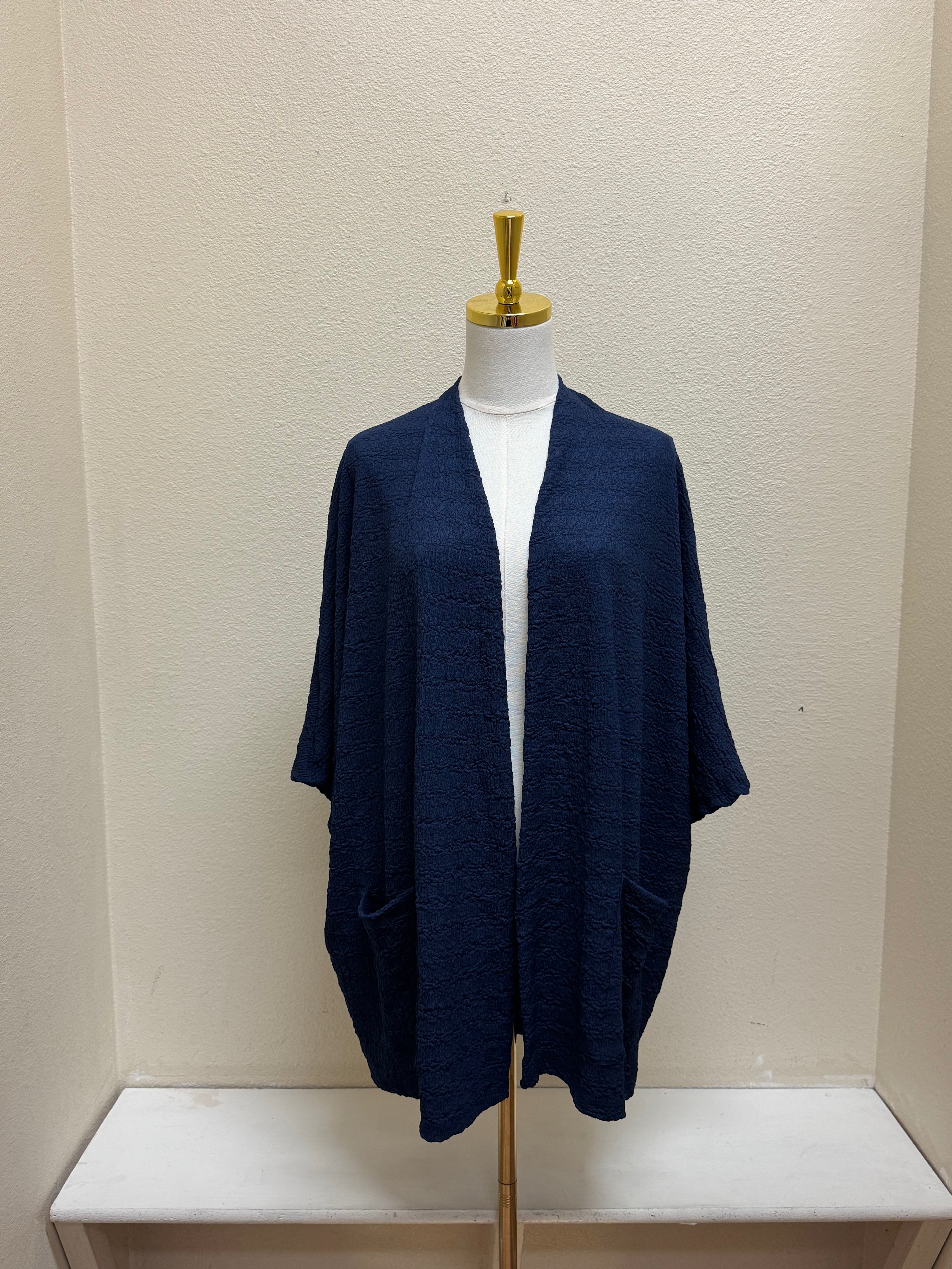 INOAH "Navy" - Solid Short Textured Cardigan