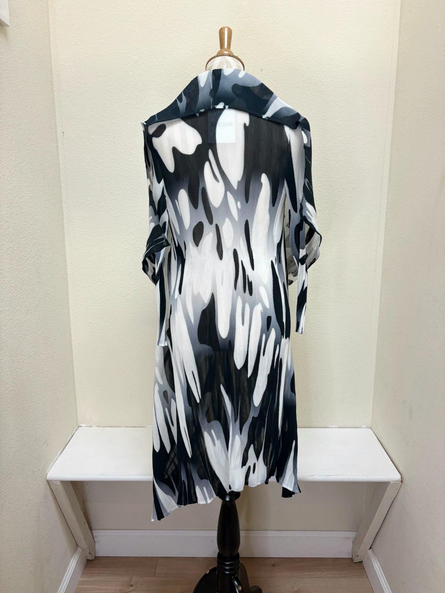 Alquema Long Collare Coat - LYRICS