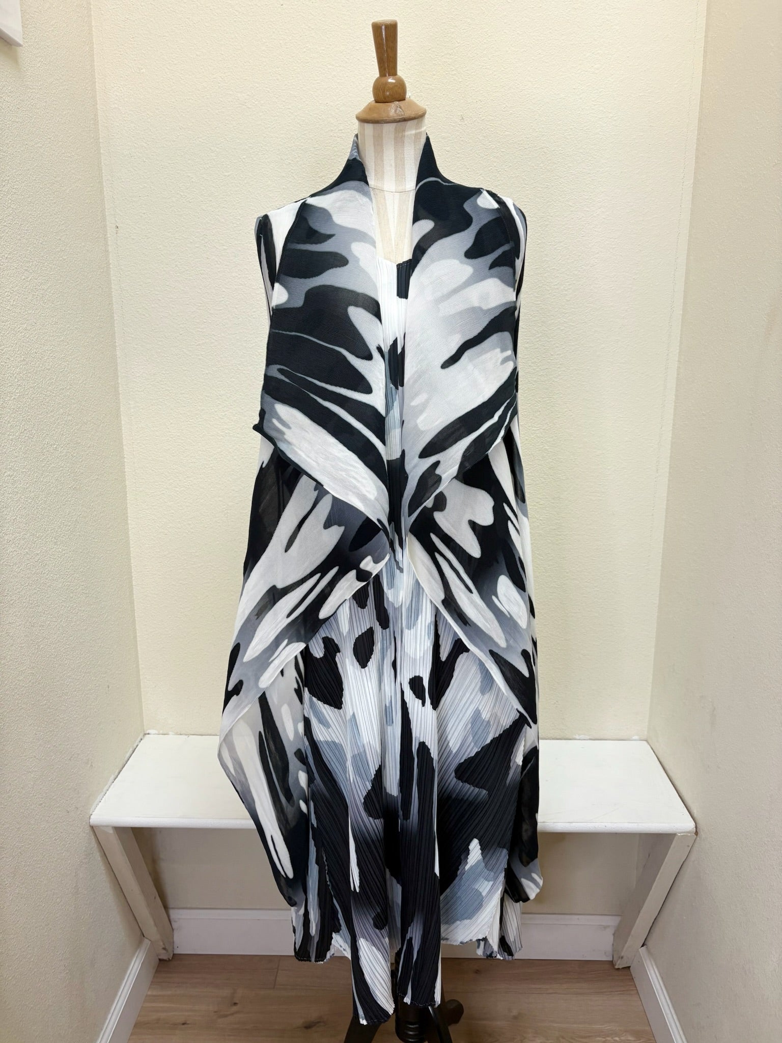 Alquema Long Collare Coat - LYRICS