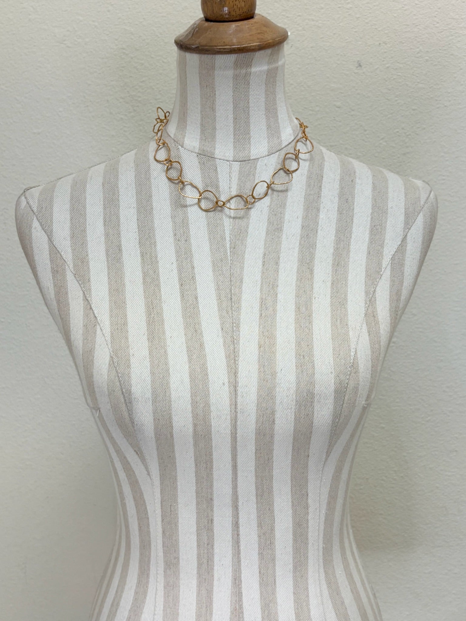 MANJUSHA Gold Irregular Circle Necklace