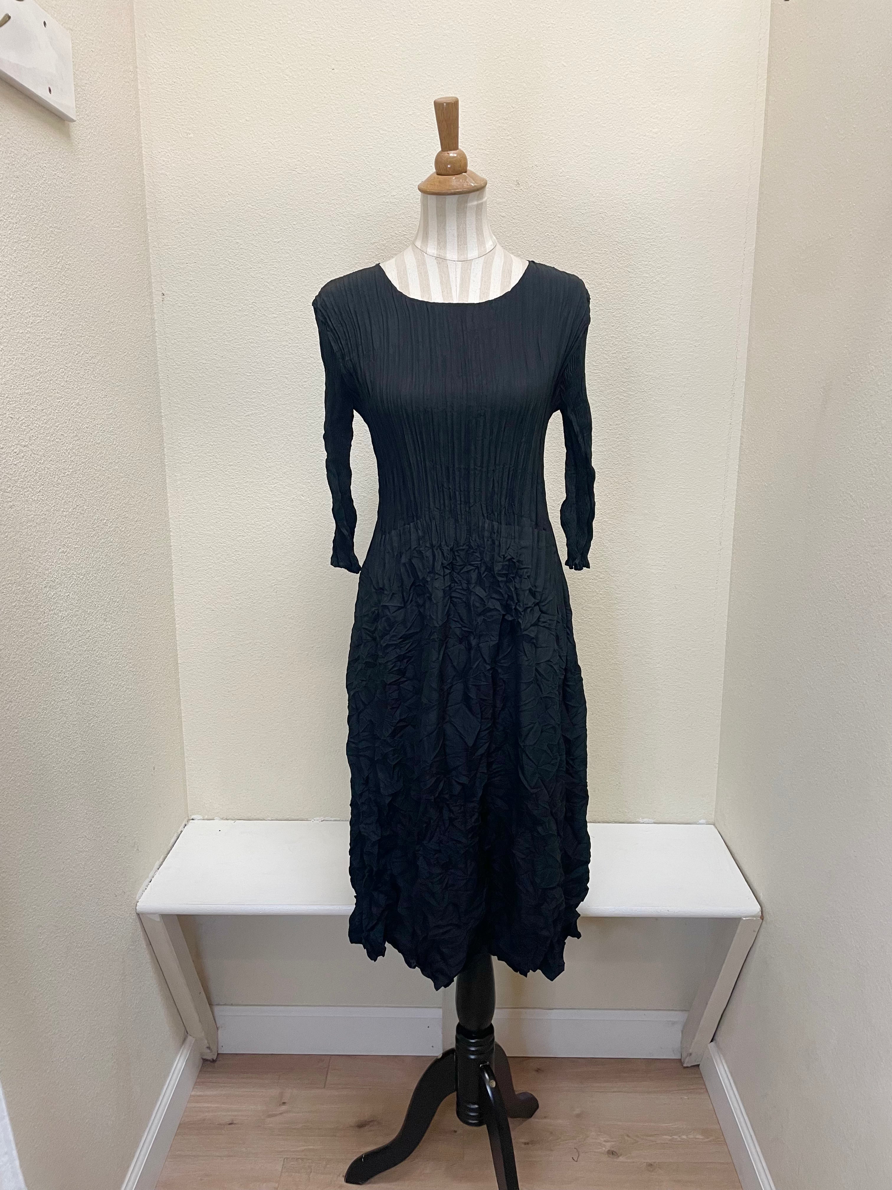 Alquema 3/4 Sleeve Smash Pocket  Dress - BLACK