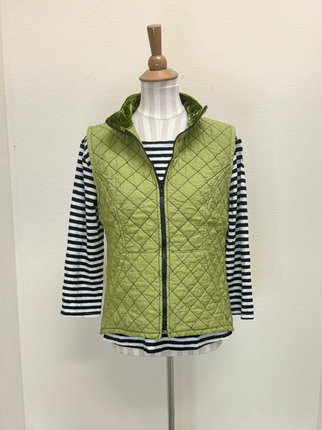 CUT LOOSE - Quilted Parachute Zip Vest - 6595655 – The Total Look