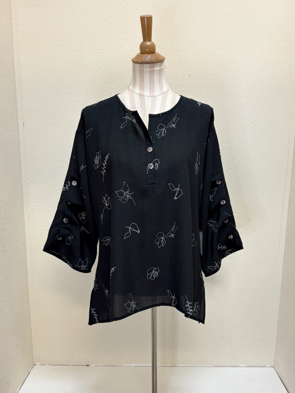 Fridaze AA36- Ripple Tide Linen Pullover- WHITE FLORAL ON BLACK