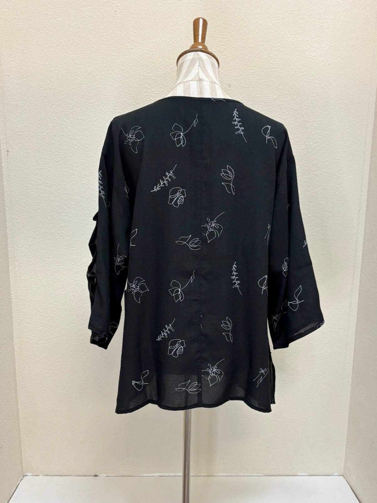 Fridaze AA36- Ripple Tide Linen Pullover- WHITE FLORAL ON BLACK
