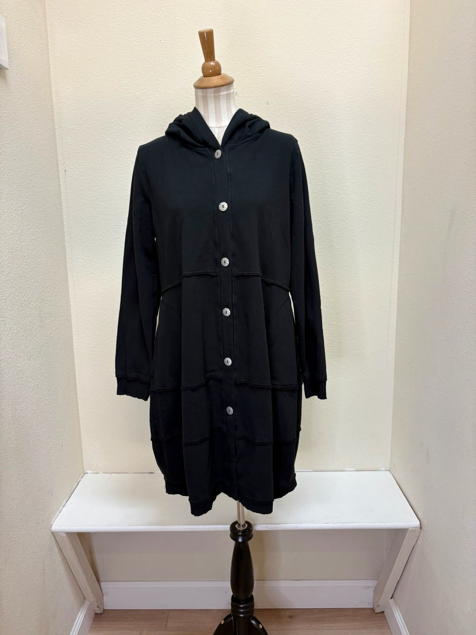 Fenini Long "Bee" Hoodie - C44022 - BLACK