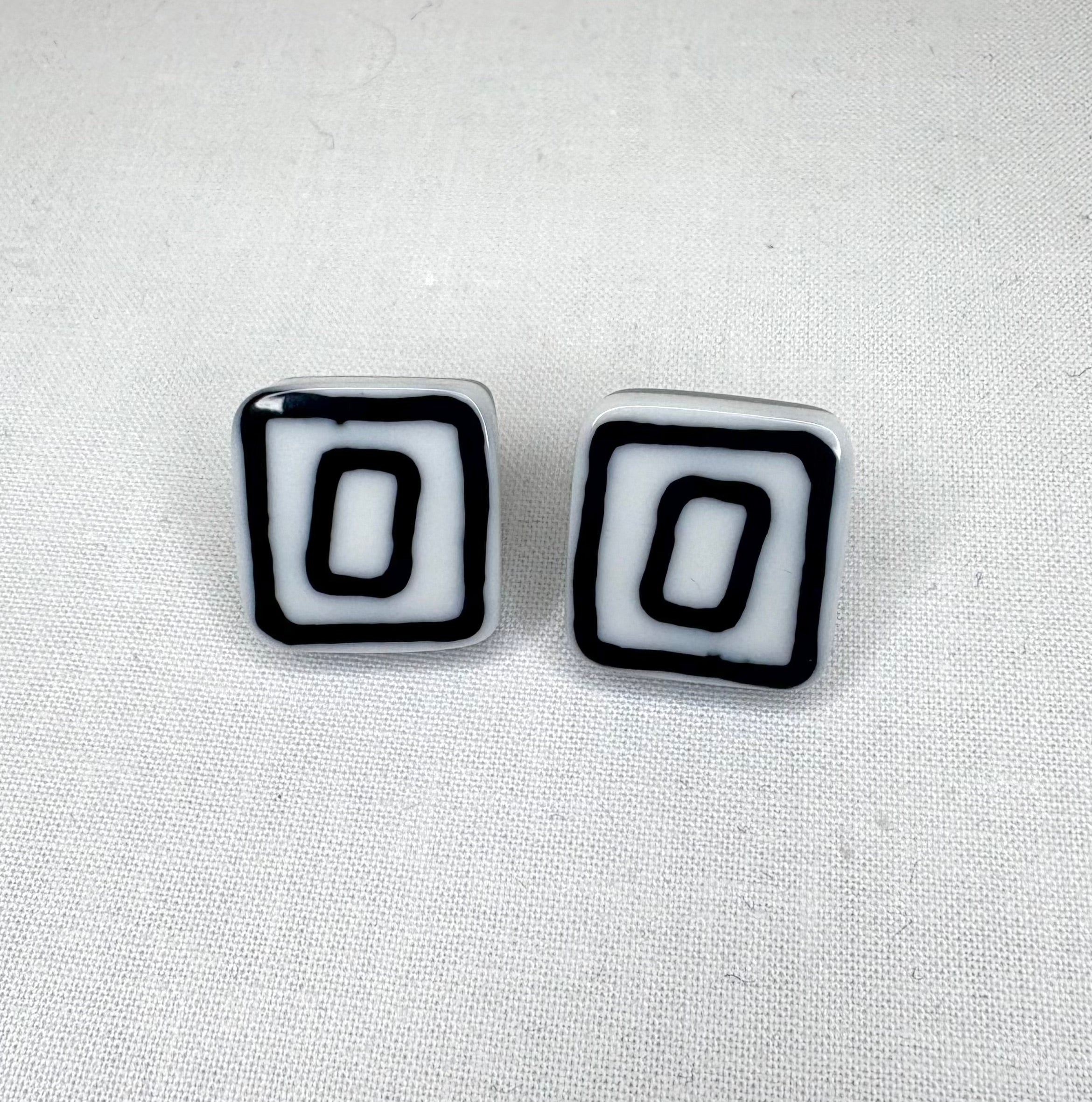 ZSISKA Vertigo Black Pin Earring