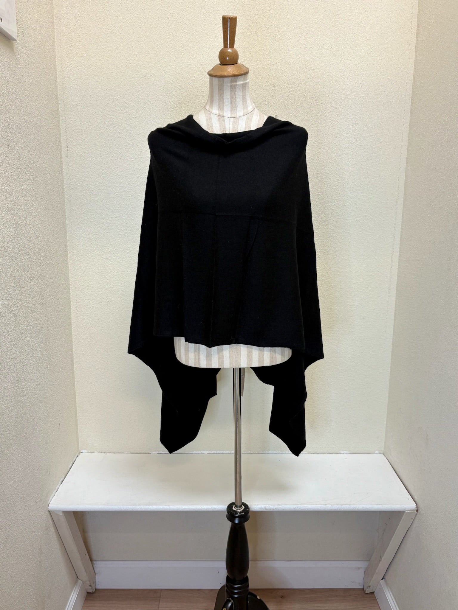 Dolma Cashmere Poncho - BLACK