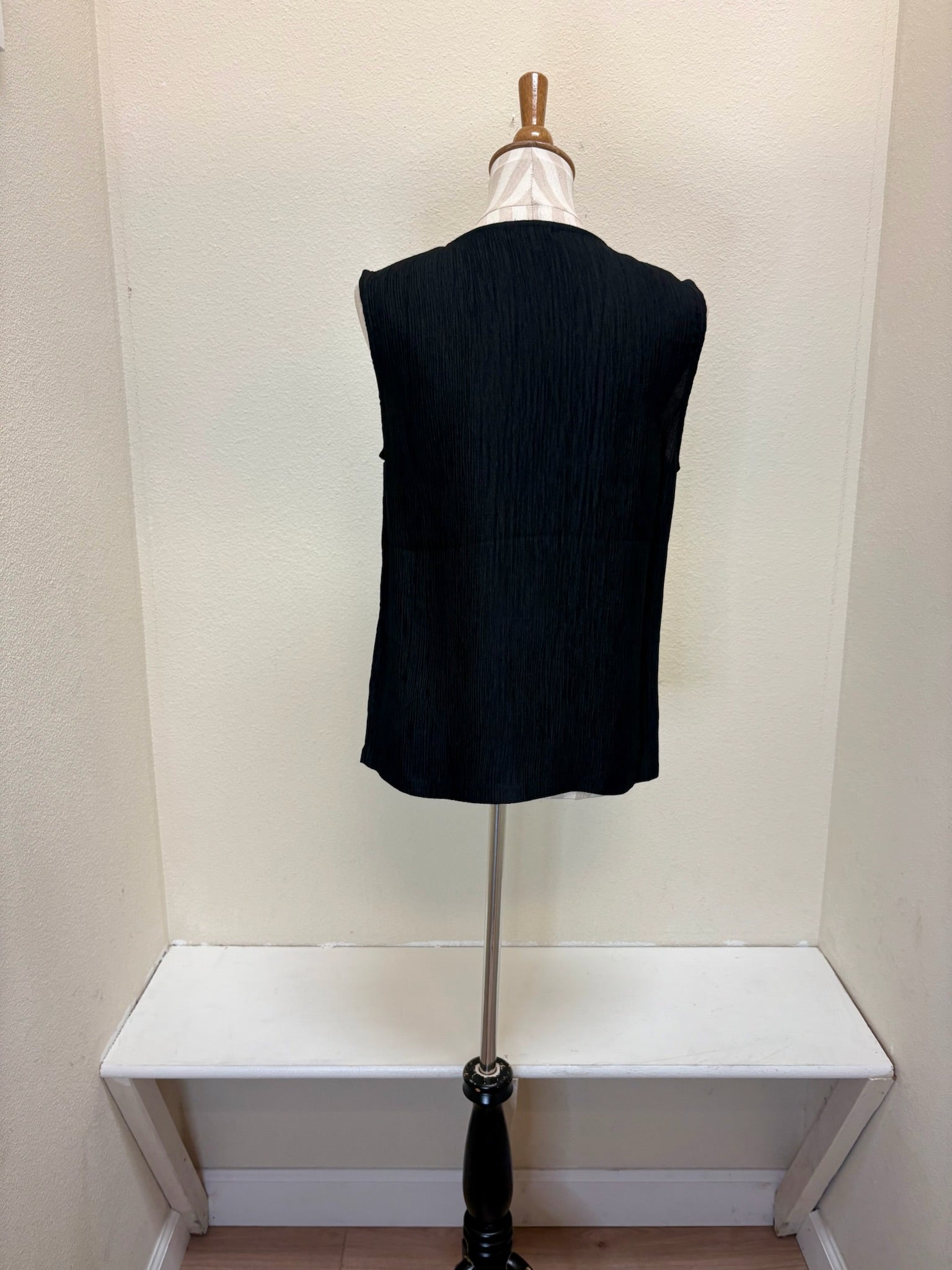 DAMEE CRINKLED SLEEVELESS JEWEL NECK TOP - 901T - BLK