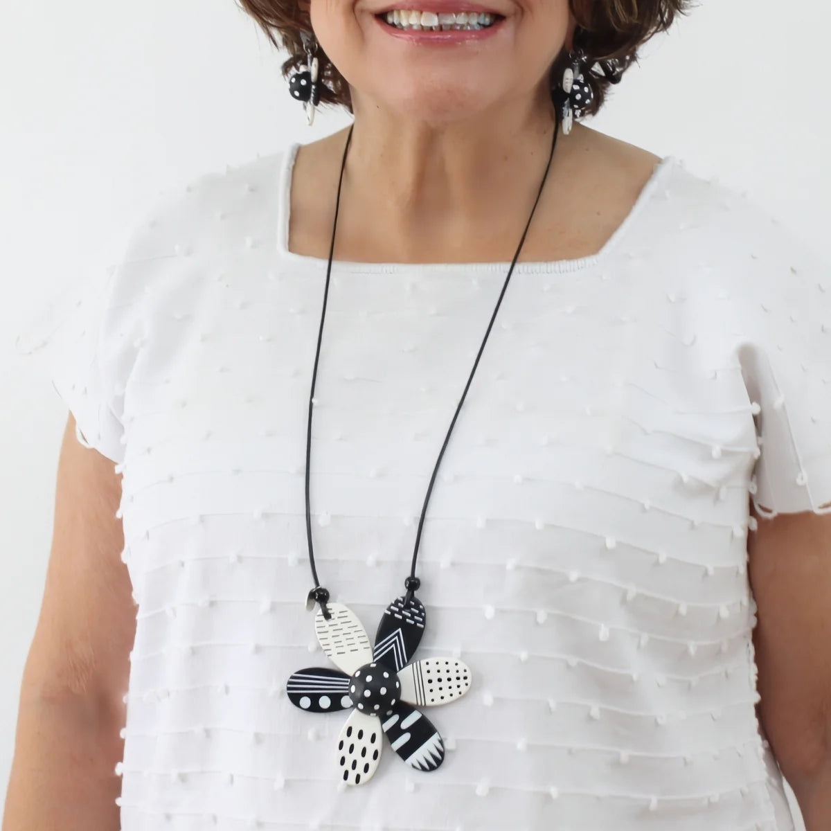 SYLCA Black and White Garden Flower Pendant Necklace