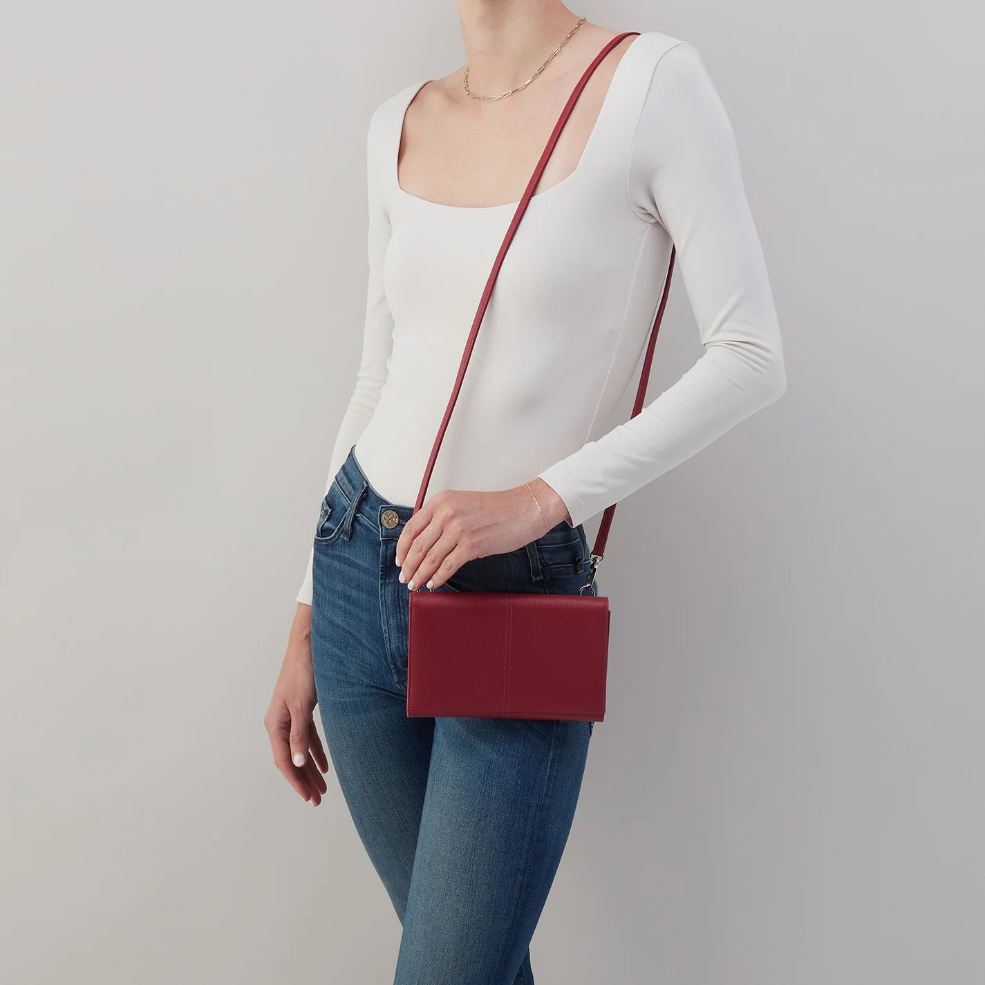 HOBO - Essential Wallet Crossbody - CRANBERRY IN SOFT SAFFIANO LEATHER