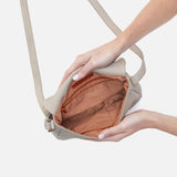 HOBO - Fern Medium Crossbody Messenger - TAUPE IN PEBBLED LEATHER