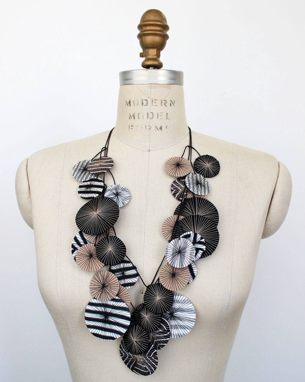 BEYOND THREADS Hypnotic Necklace