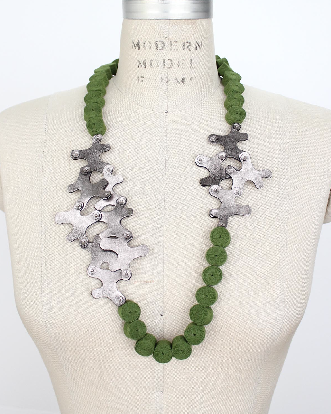 BEYOND THREADS Moss Puzzle Ring Necklace