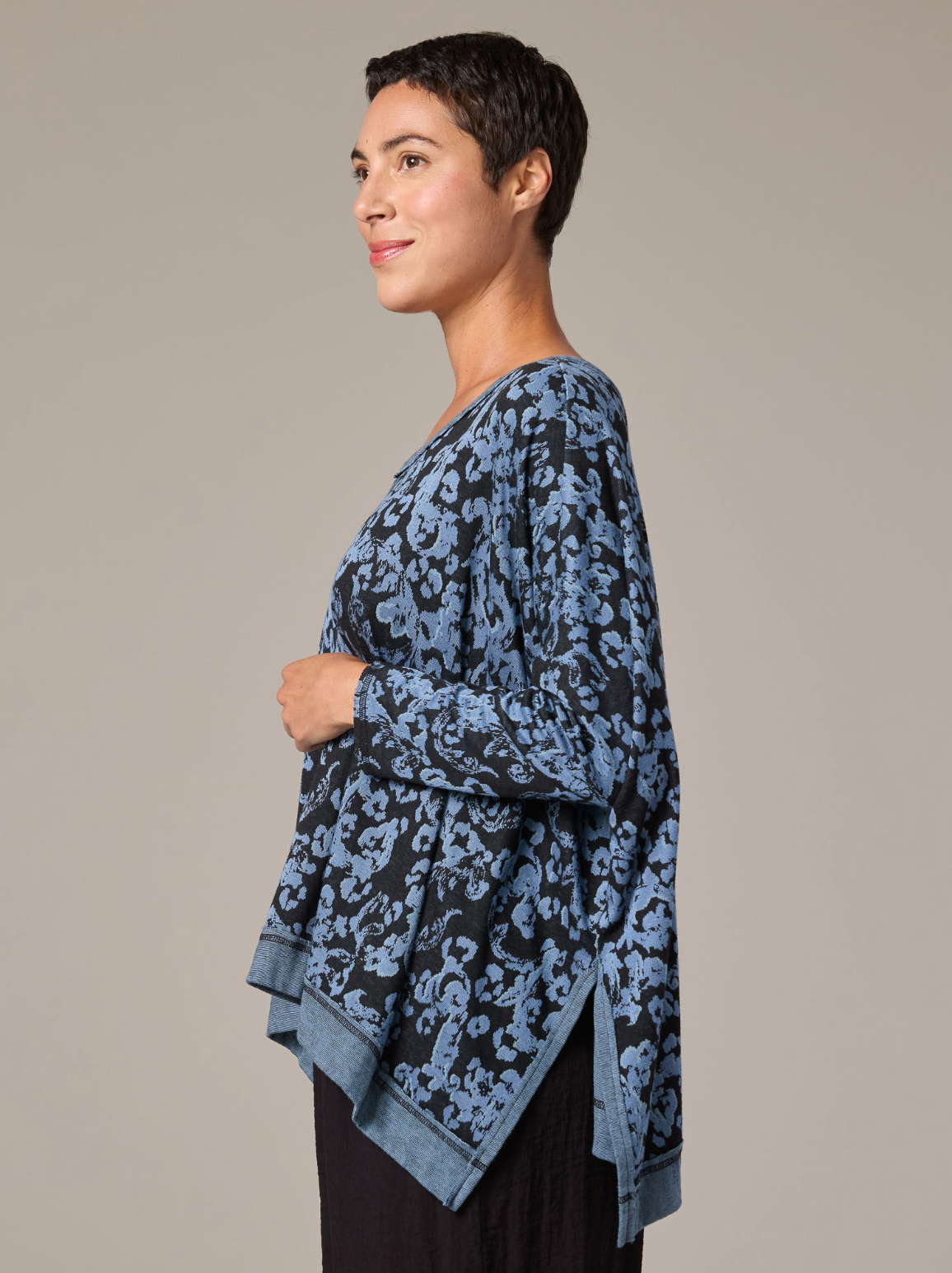 CUT LOOSE Floral Jacquard O/S Deep V-Top - 6726599