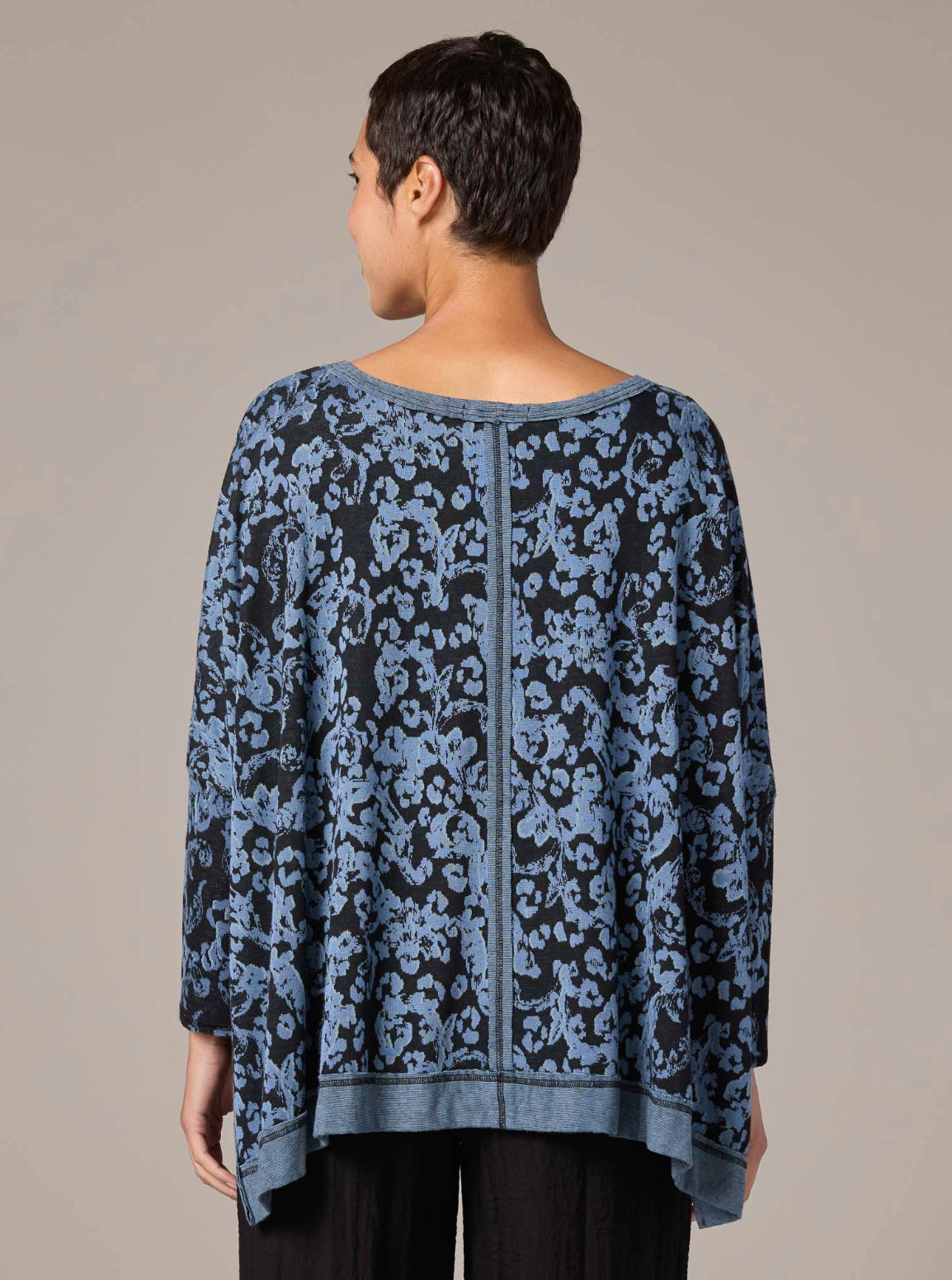 CUT LOOSE Floral Jacquard O/S Deep V-Top - 6726599