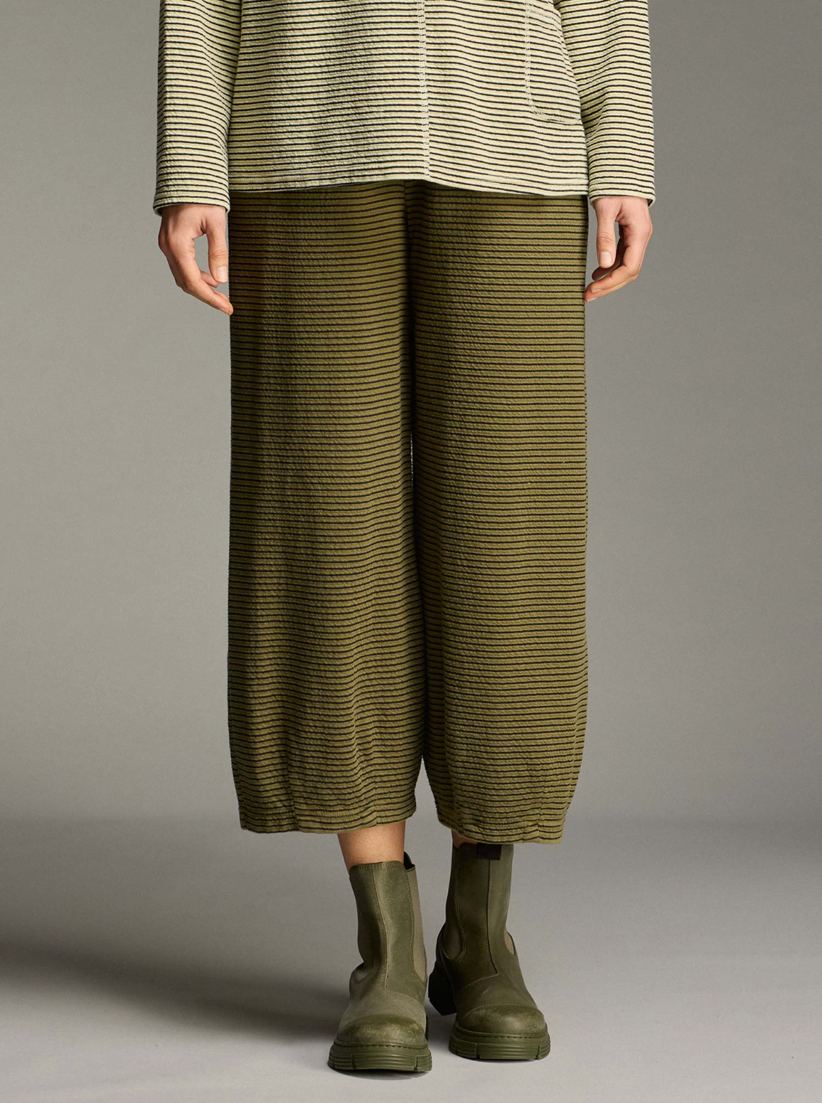 CUT LOOSE Black Stripe Doublecloth Cropped Pants with Darts - 0582088