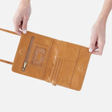 HOBO - Jill Wallet Crossbody - NATURAL IN POLISHED LEATHER