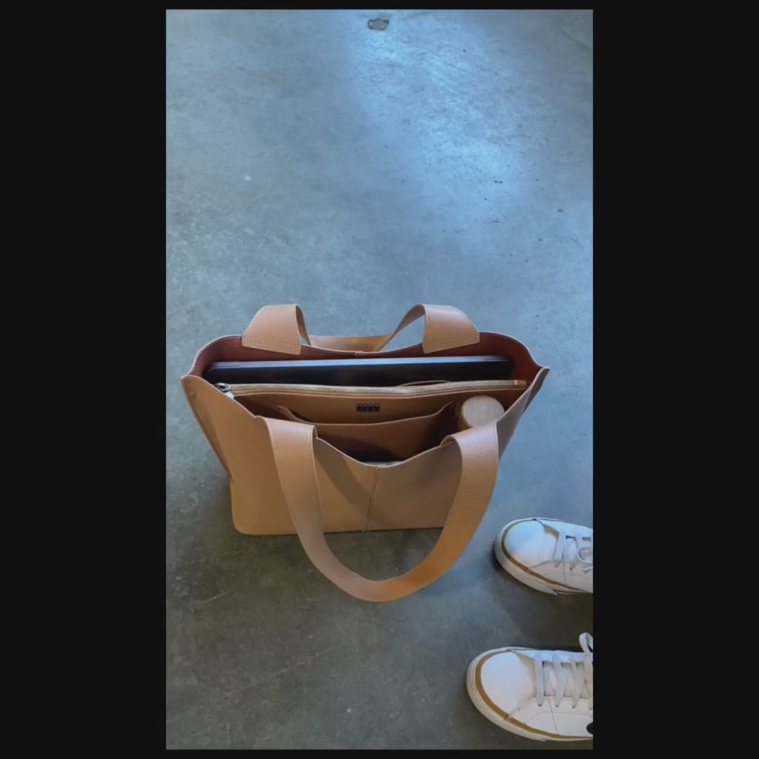 Load video: HOBO - Vida Tote - BLACK IN MICRO PEBBLED LEATHER
